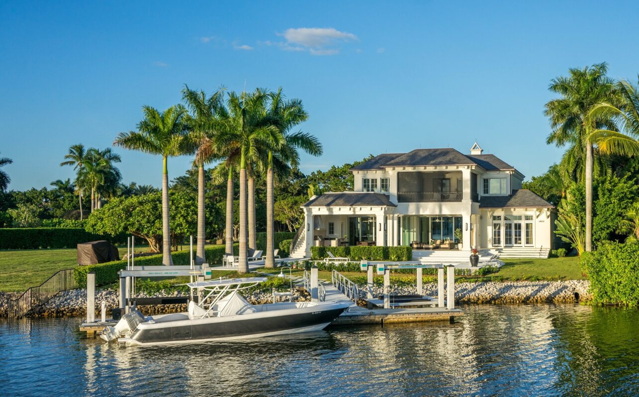 Waterfront house with boat- 10starshomes